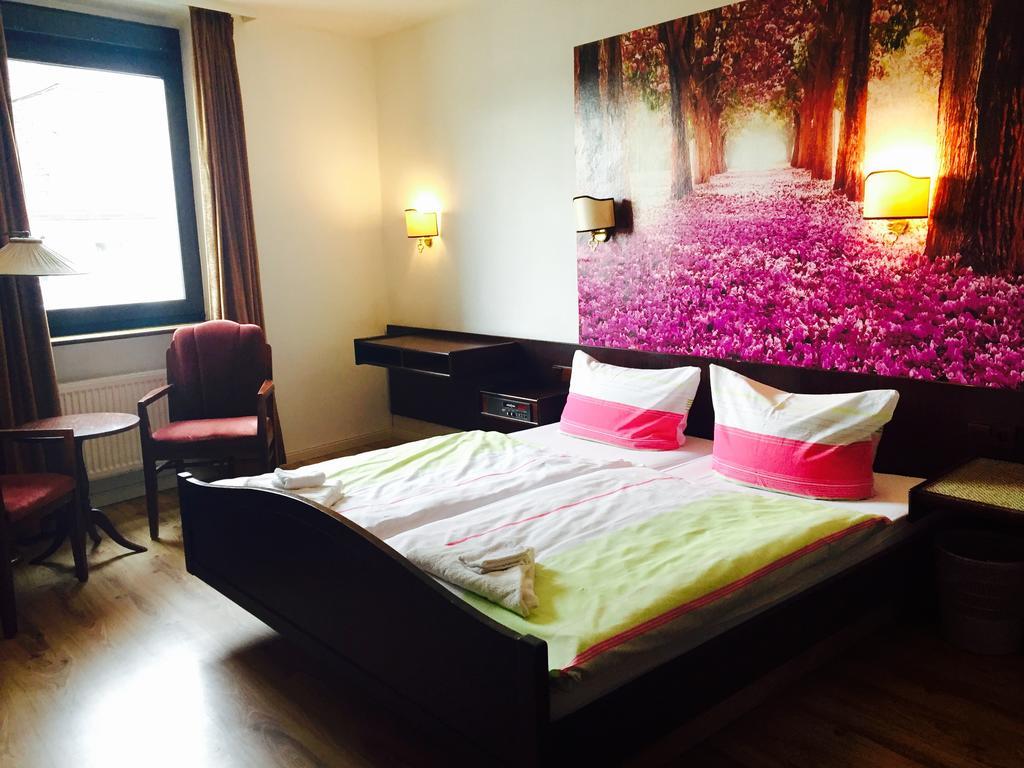 Hotel Marilyn โคเบลนซ์ ภายนอก รูปภาพ
