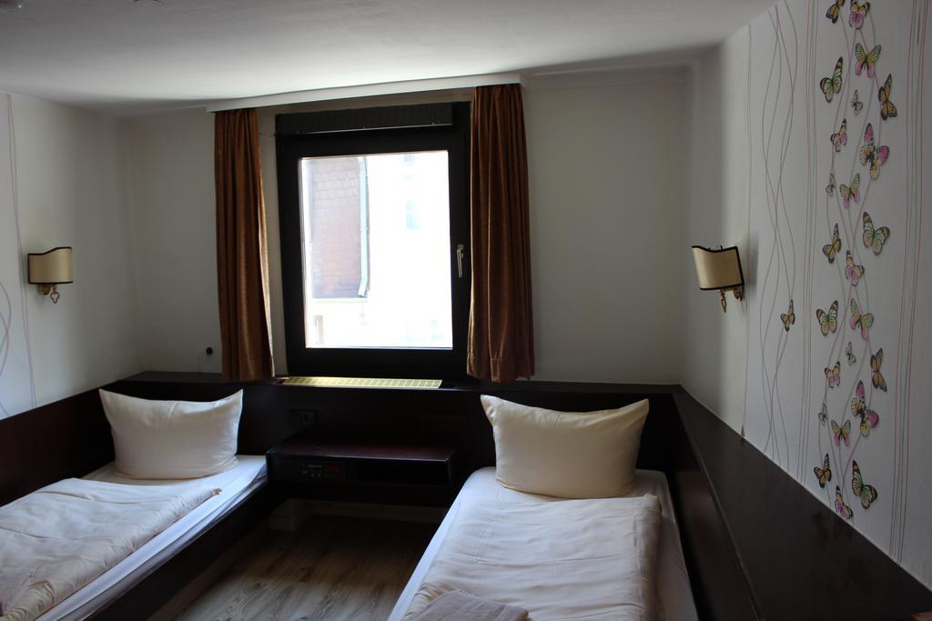 Hotel Marilyn โคเบลนซ์ ภายนอก รูปภาพ